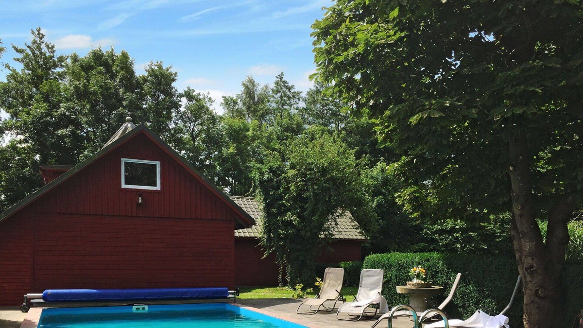 Steinau Villa | Beautiful private villa for 8 guests with WIFI, pool, TV, pets allowed and parking