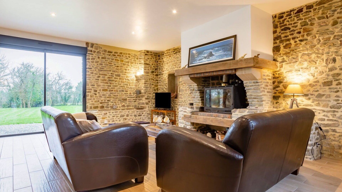 Surville House | Beautiful private villa for 4 people with WIFI, TV, terrace and pets allowed