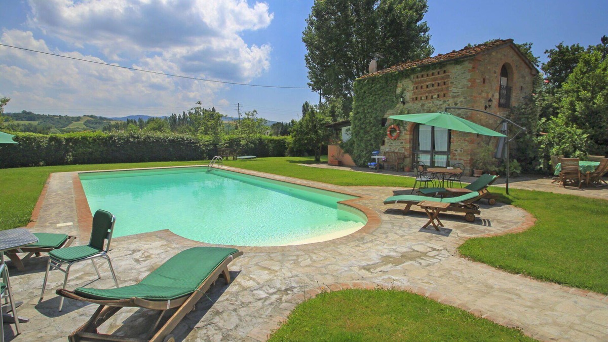 Laterina Villa | Beautiful private villa with WIFI, pool, TV, patio, pets allowed and parking, close to Arezzo