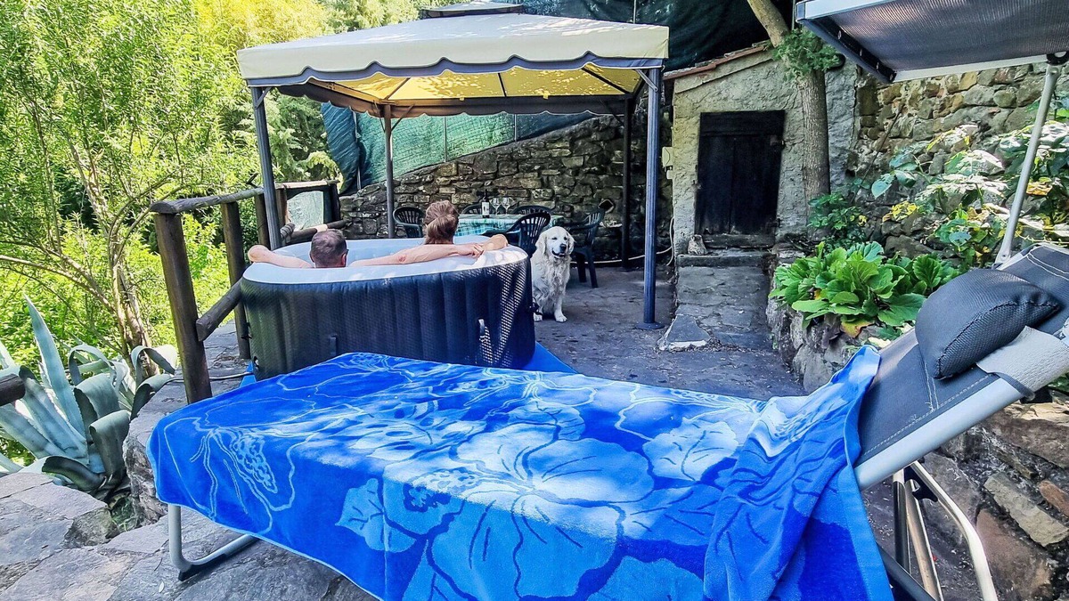 Montorgiali House | Beautiful private villa for 5 guests with WIFI, A/C, hot tub, TV, patio, pets allowed and parking