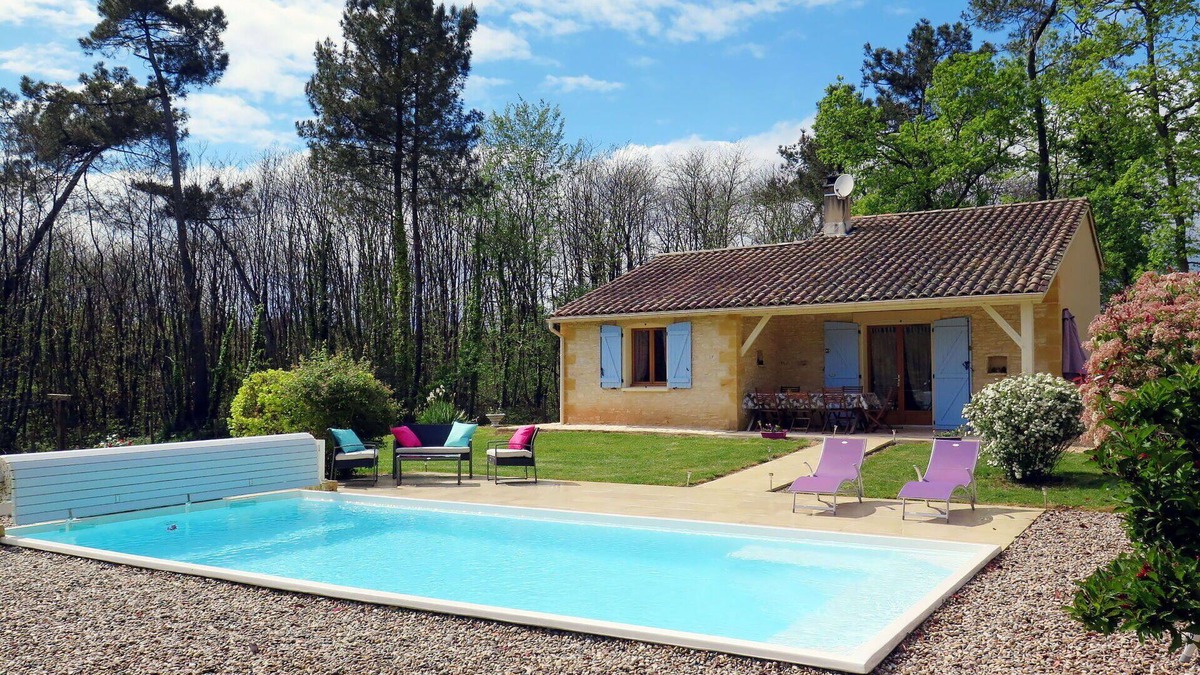 Blanquefort-sur-Briolance Villa | Beautiful private villa with WIFI, private pool, hot tub, TV, terrace, pets allowed and parking