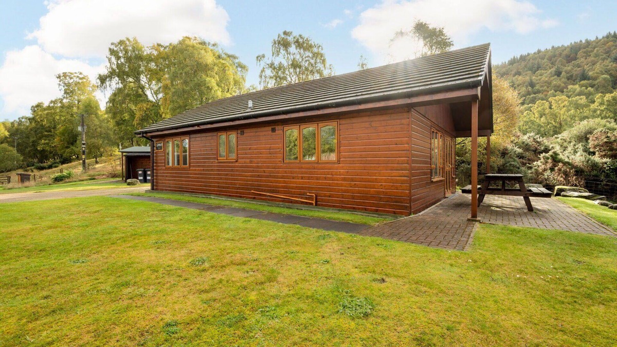 Glen Urquhart House | Beautiful private villa for 4 guests with WIFI, TV, pets allowed and parking