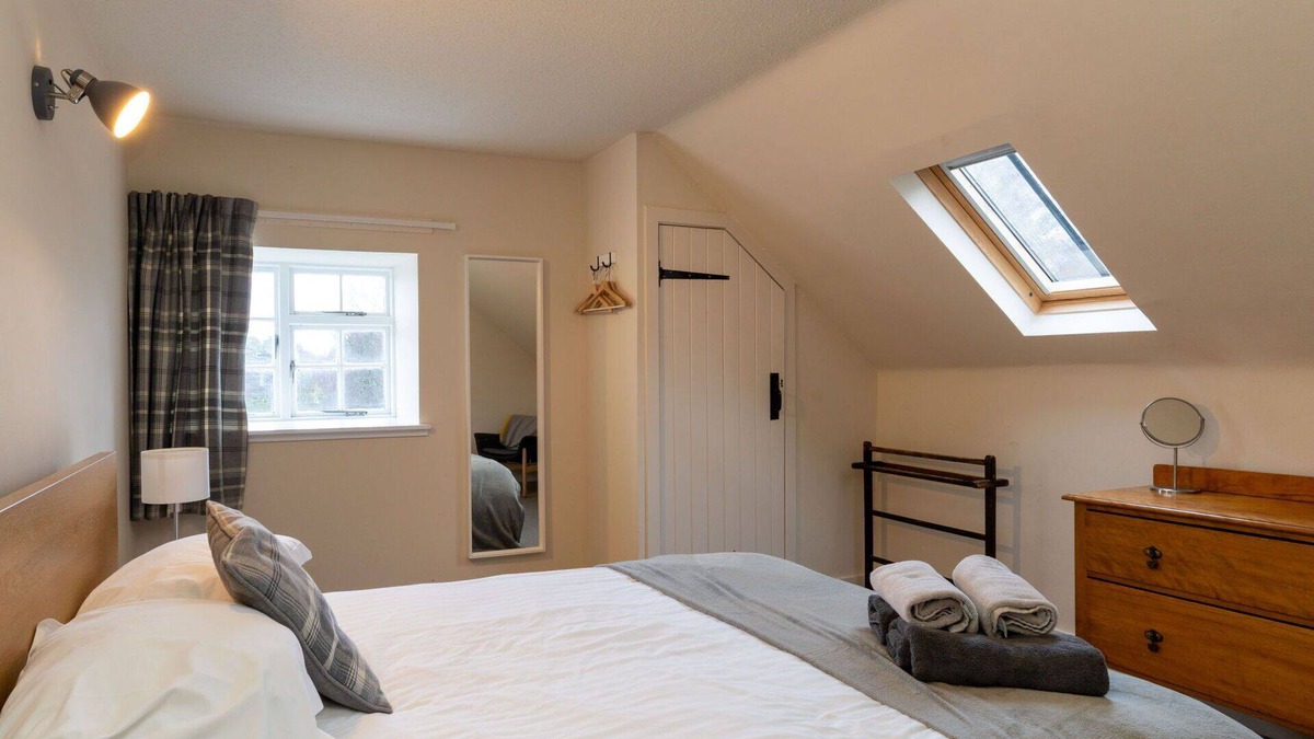 Alvie House | Beautiful private villa for 8 people with WIFI, TV, patio, pets allowed and parking