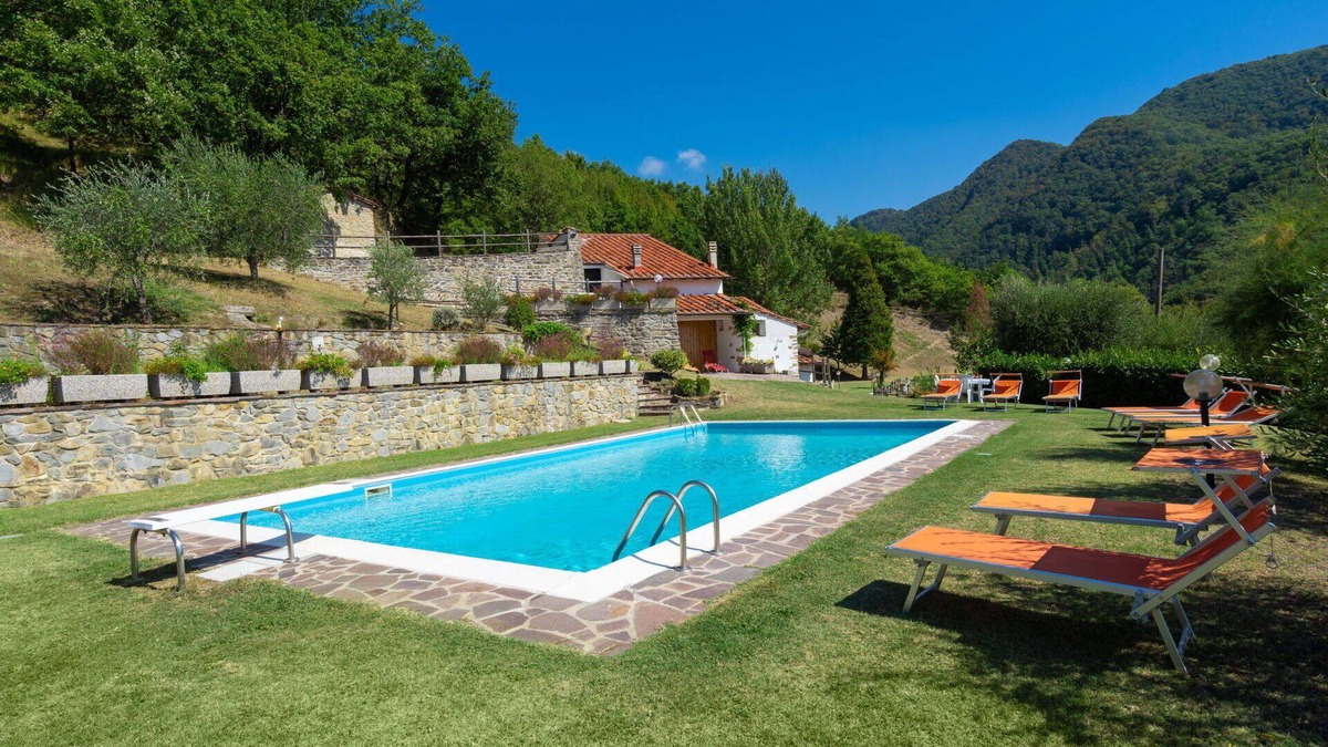 Vicchio House | Beautiful private villa for 10 people with WIFI, private pool, TV, patio, pets allowed and parking