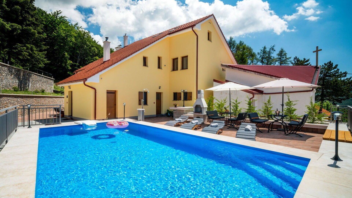 Senj House | Beautiful private villa for 12 guests with WIFI, private pool, TV, terrace, pets allowed and par.