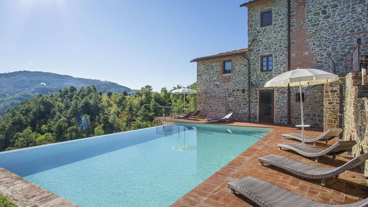 Pescia Villa | Beautiful private villa with private pool, hot tub, WIFI, TV, patio, pets allowed and parking