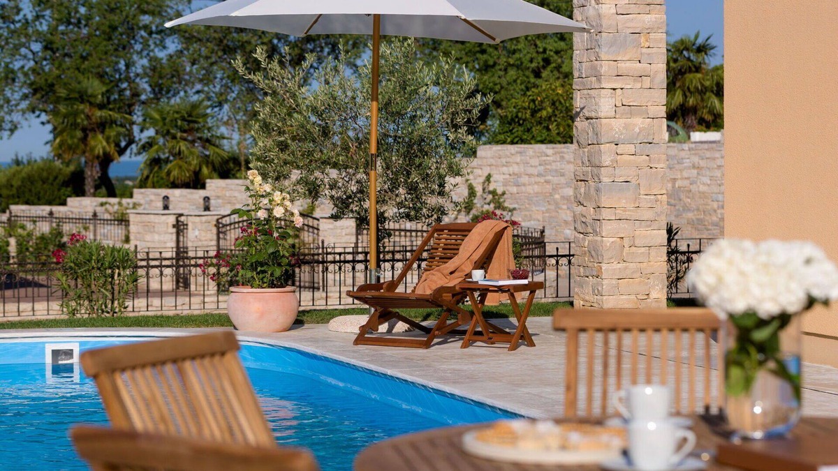 Vardica House | Beautiful private villa with A/C, WIFI, hot tub, private pool, TV, patio, pets allowed and parking