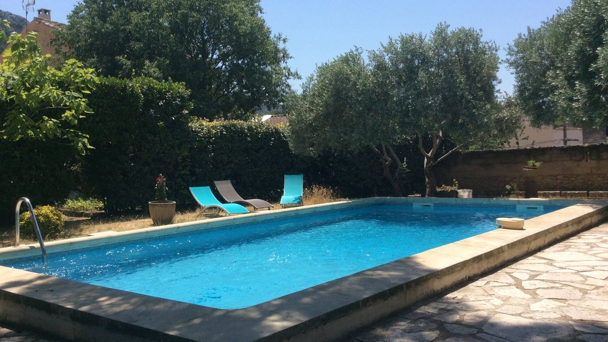 Robion House | Beautiful Provencal house, French billiards and swimming pool - 8 people