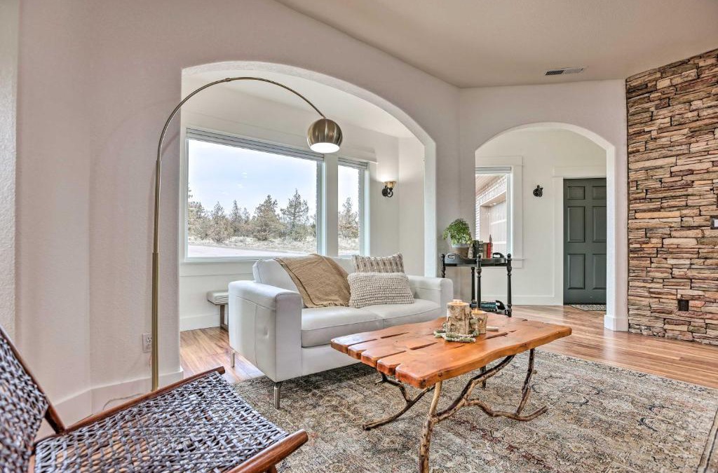 Powell Butte House | Beautiful Ranch Home with Cascade Mountain View