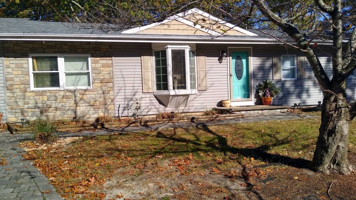 Toms River House | Beautiful Ranch w/3 bedrooms and 3 baths/open concept/big back yard/dog friendly