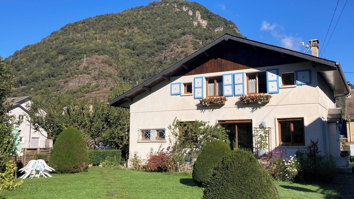 Bagneres-de-Luchon Apartment | Beautiful retro app, Luchon town center house av garden, very quiet, ideal family