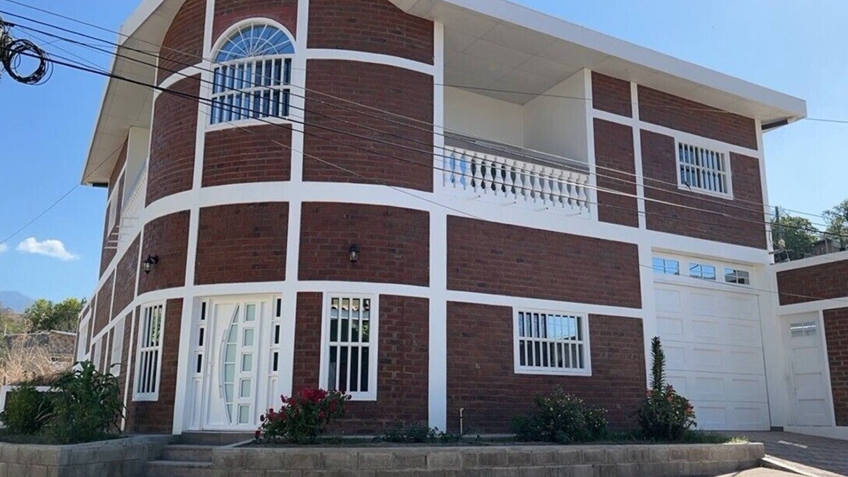 Metapan House | Beautiful, recently built, contemporary brick style home.