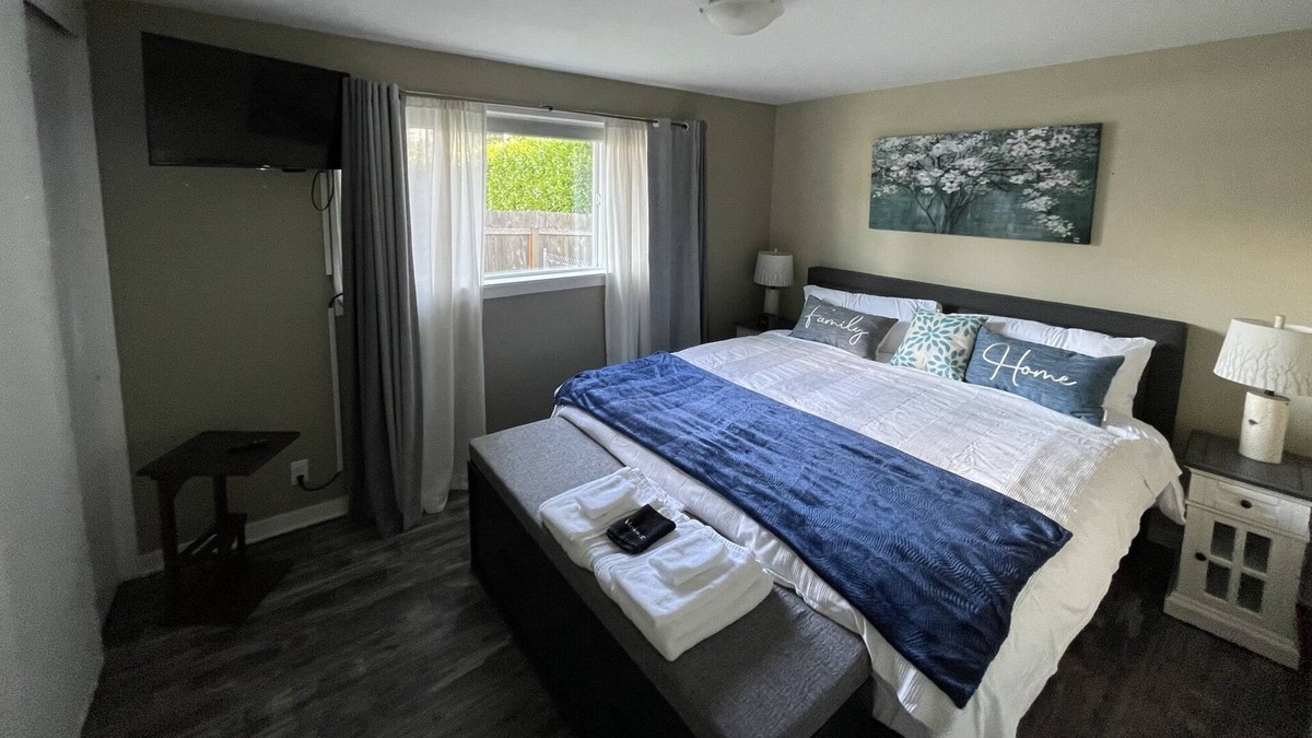 University Place House | Beautiful relaxing 3 bdr house with a private big yard.
