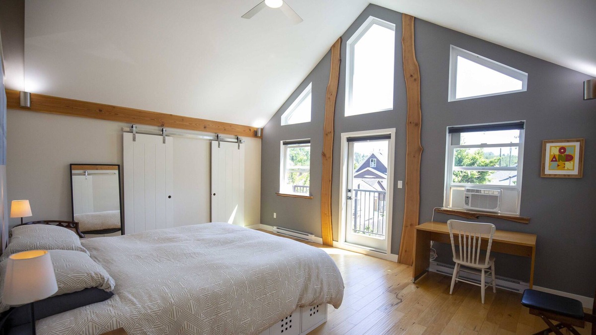 Cumberland House | Beautiful relaxing modern 3 BR new home in Cumberland village - month rental