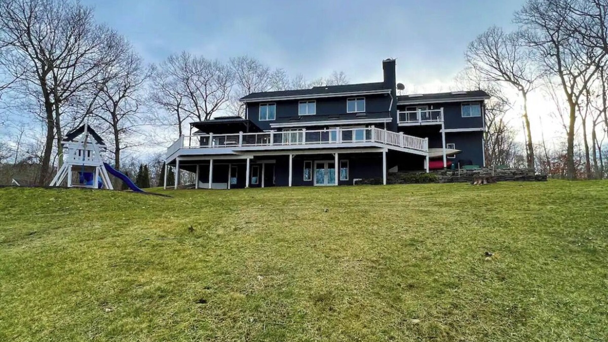East Haddam House | Beautiful/Relaxing Lakehouse-Sleeps 8-Large Deck with Furniture-Family Friendlyn