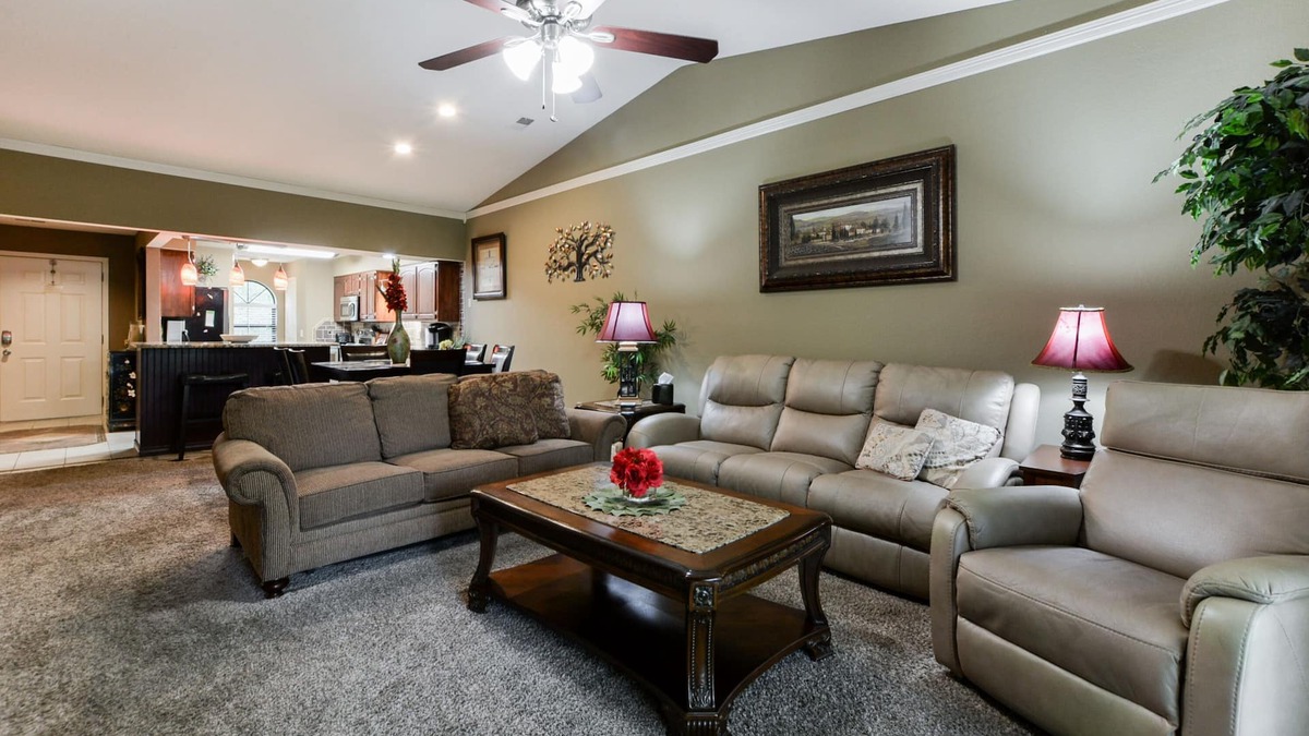 Branson Condo | Beautiful Remodeled Luxury Condo-Heart of Branson-Indoor Pool-Large & Affordable