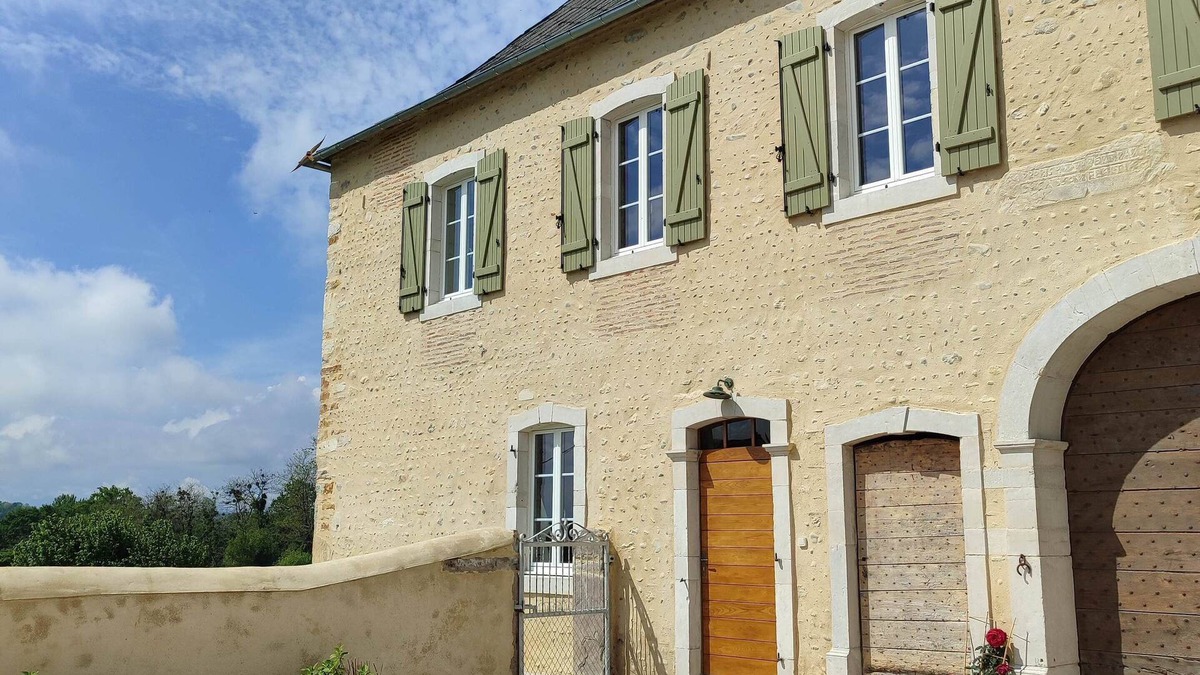 Monein House | Beautiful renovated farmhouse in the countryside