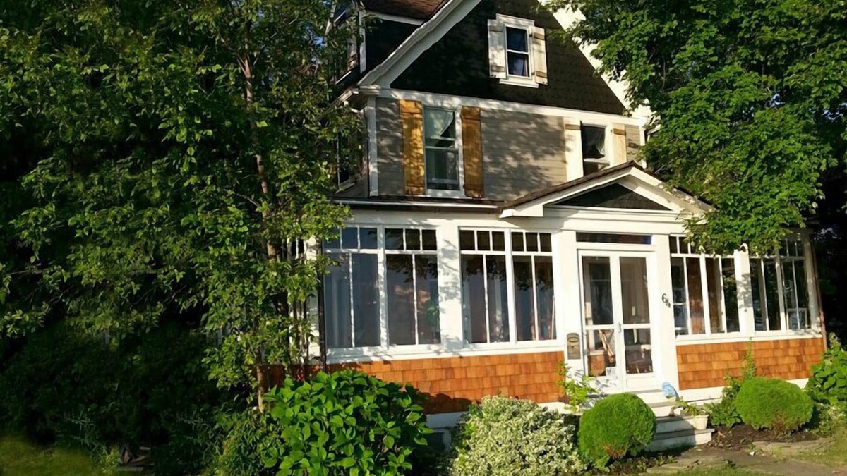 Hilton House | Beautiful Restored House on Lake Ontario, Braddock point