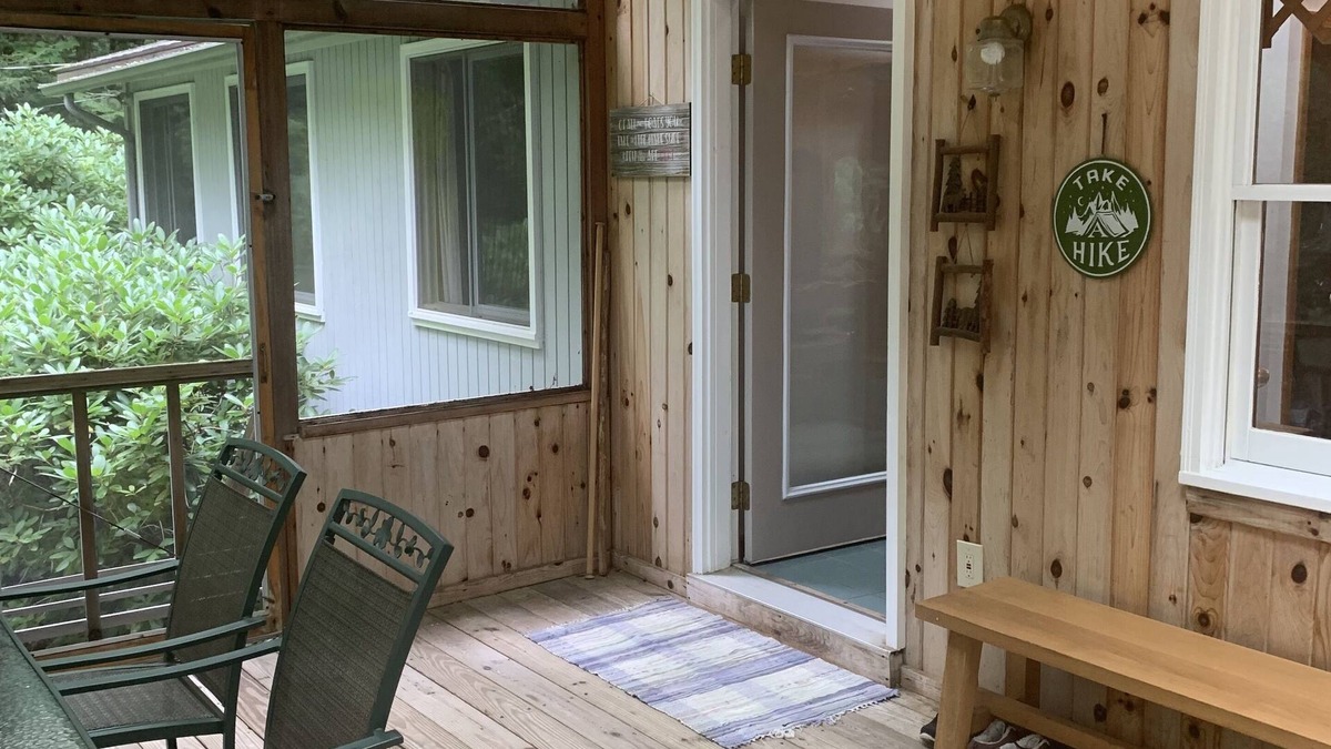 Tolland House | Beautiful retreat in a lake community to the enjoy the summer season.