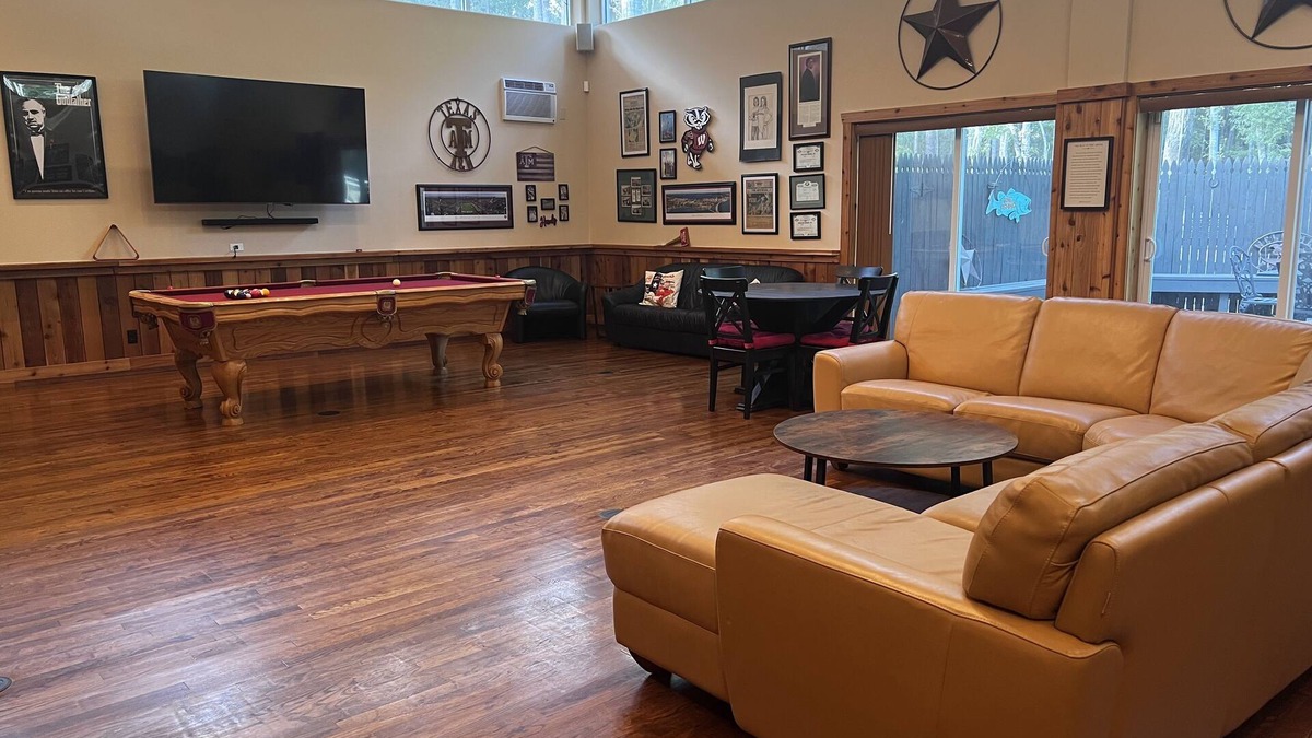 Cleveland House | Beautiful retreat next to National Forest close to Houston and College Station