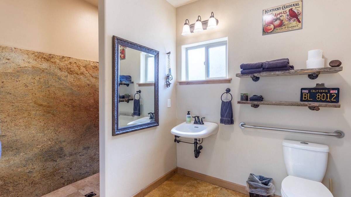 Old Station Cabin | Beautiful retreat on Hat Creek, Fire Pits ,Fishing, 15 min to Lassen park