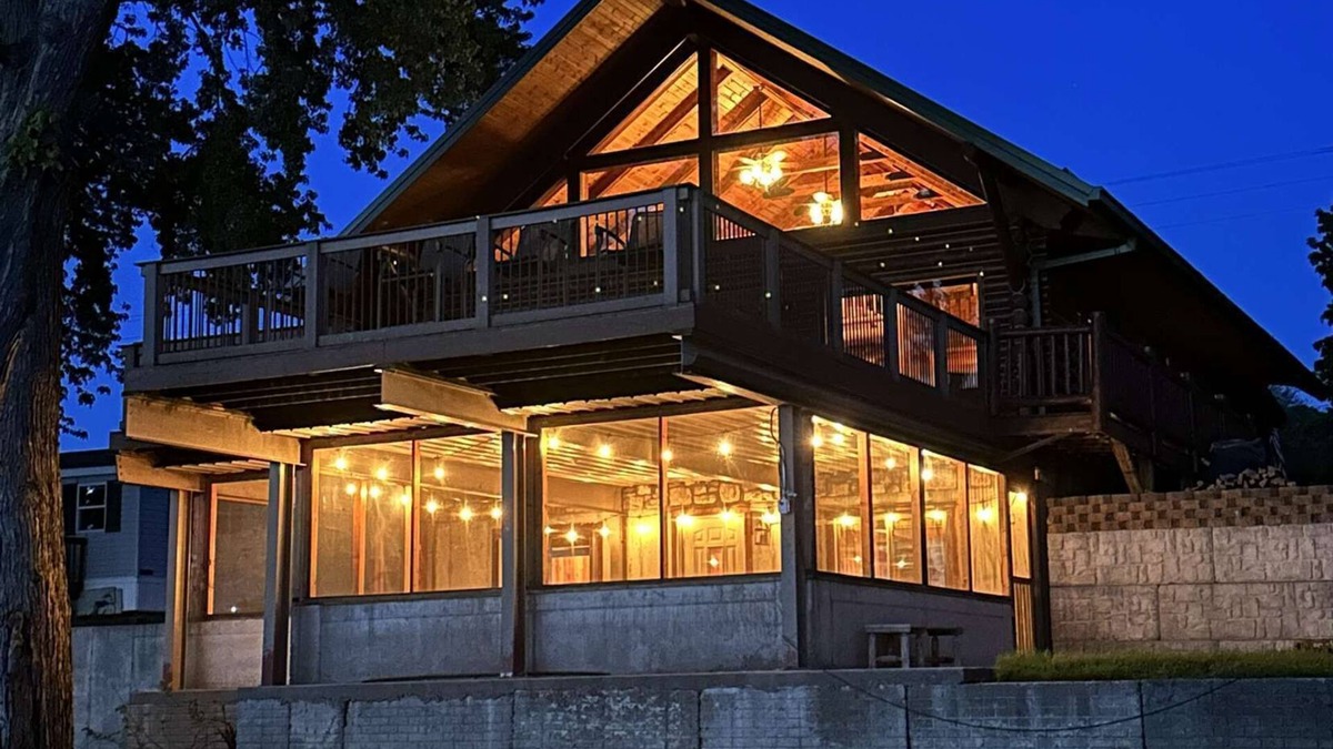 Prairie Du Chien Cabin | Beautiful riverfront log cabin home in Prairie du Chien