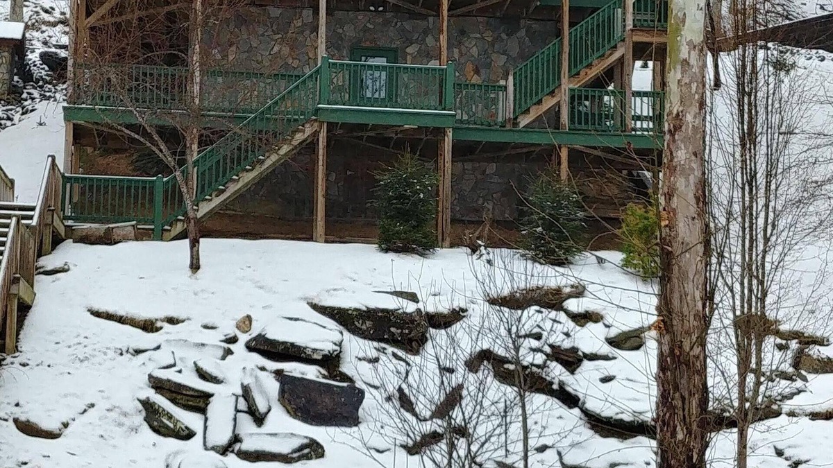 Piney Creek Cabin | Beautiful River Front Cabin-Piney Creek, NC