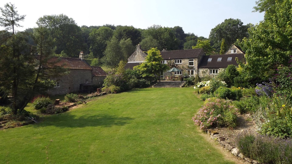 Claverton House | Beautiful River House, BathnRated AA 5 stars n8 -16 guests