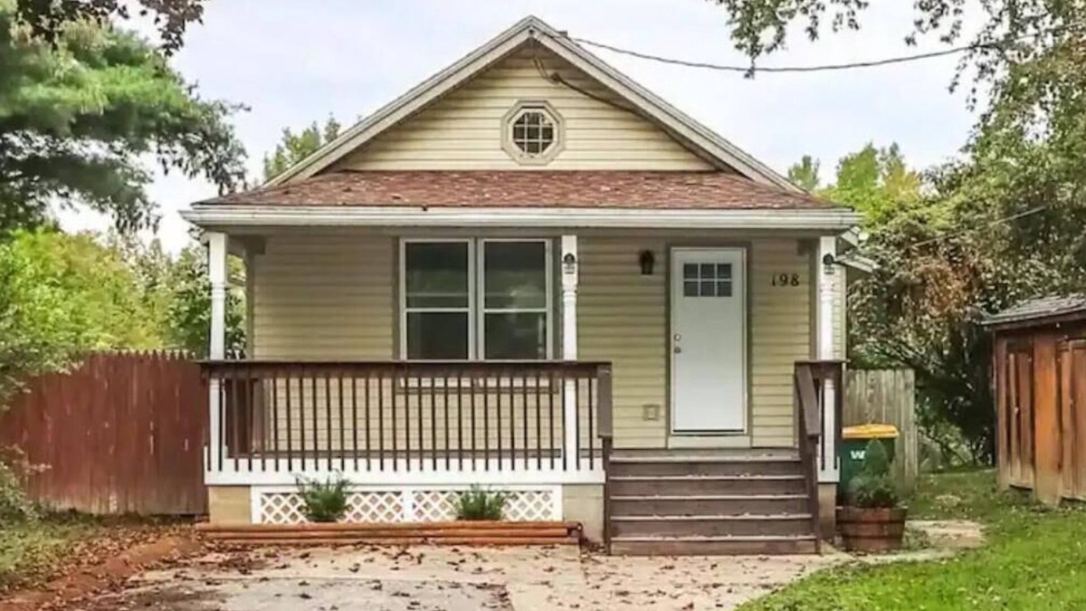 Rochester House | Beautiful Riverside Bungalow Steps Away From RIT