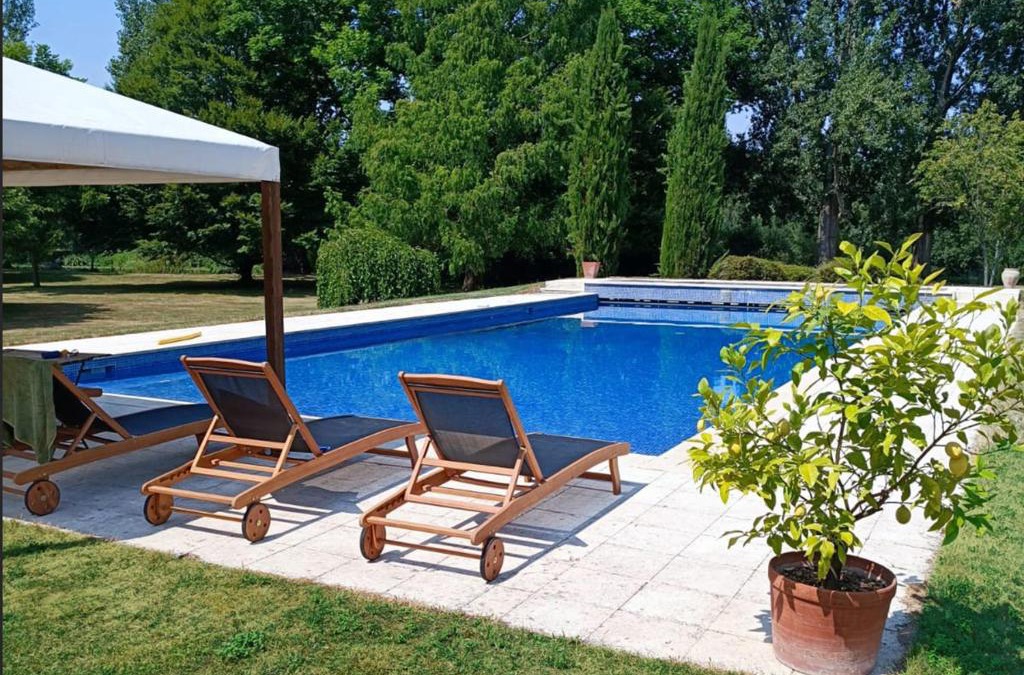 Bourg-Charente Apartment | Beautiful riverside boathouse