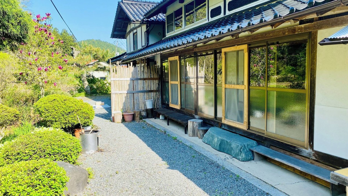 Maniwa House | Beautiful riverside getaway near Yubara Hot Springs - AC, WiFi. Family Friendly!