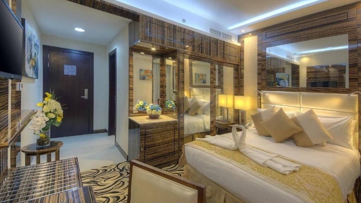 Al Mankhool Apartment | Beautiful Room Near Sharaf Dg Metro By E R