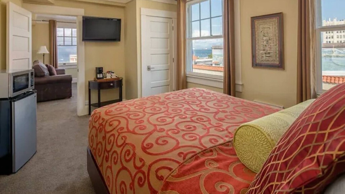 Astoria Hotel | Beautiful Room w/Original Artwork | Perfect for a Relaxing Stay | 2 Suites