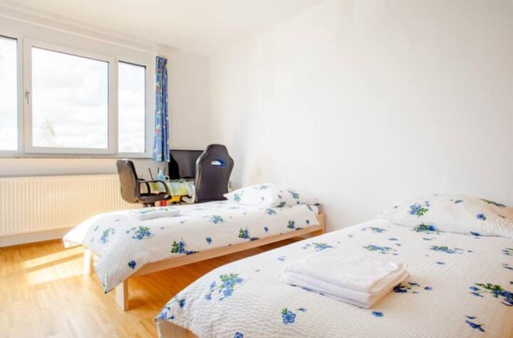 Kirchrode Apartment | Beautiful room with balcony direction to Messe