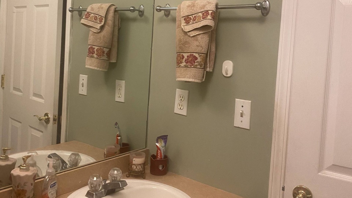 Selden House | Beautiful room with bathroom on nice dead end block