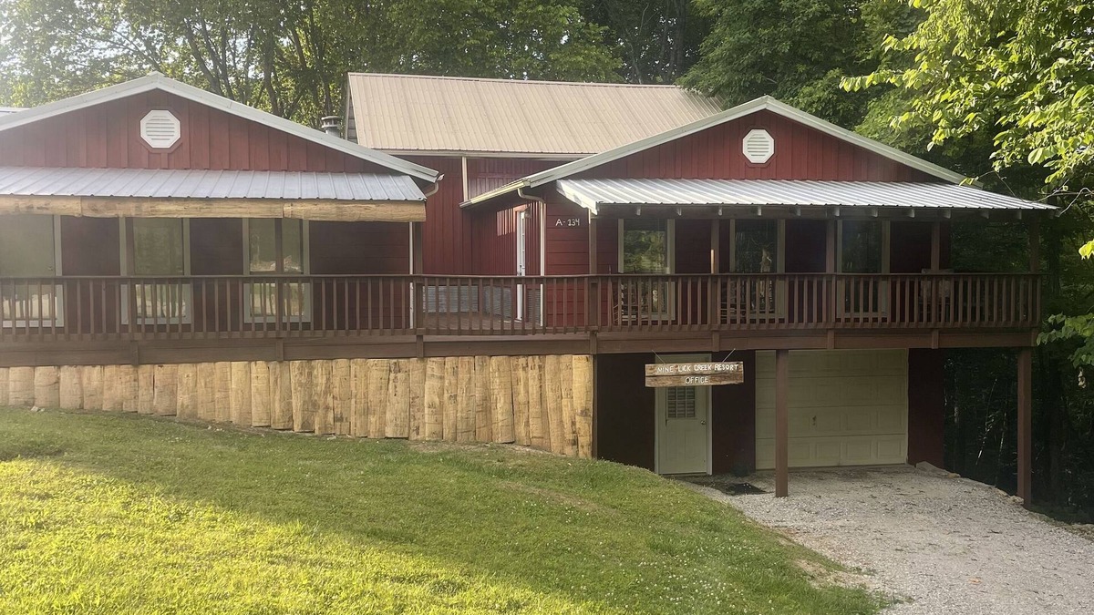 Baxter Cabin | Beautiful rustic cabin with loft! Huge Kitchen! On Center Hill Lake!