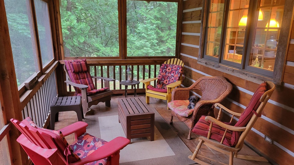 North Frontenac Cottage | Beautiful rustic yet modern log cabin on quiet lake