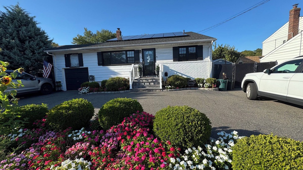 North Massapequa House | Beautiful RYDER CUP home with heated pool outdoor dining/bar just minutes away