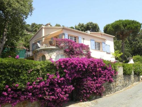 Le Rayol Apartment | Beautiful sea view, AC, garden, beach minutes away by foot!