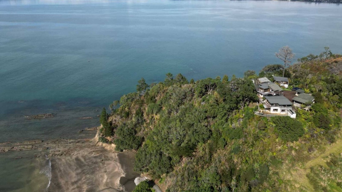 Waiwera Apartment | beautiful sea view with private beach
