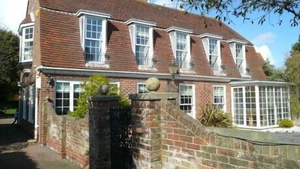 Rustington House | Beautiful seaside house with large secluded rear garden sleeps maximum 8 people