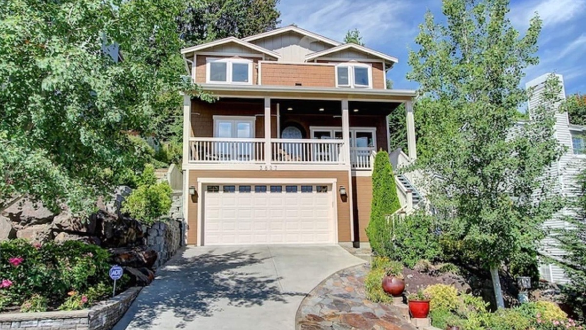 Lawton Park House | Beautiful Seattle Home in Quiet Magnolia