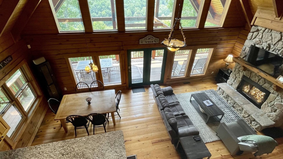 Russell Springs Cabin | Beautiful secluded cabin - sleeps 12, fire pit, fishing pond, grill, game room