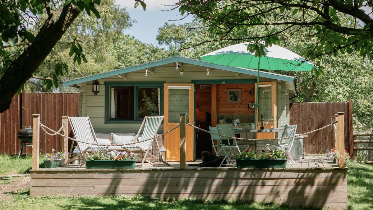 Sittingbourne Cabin | Beautiful secluded log cabin - in Kent orchard.