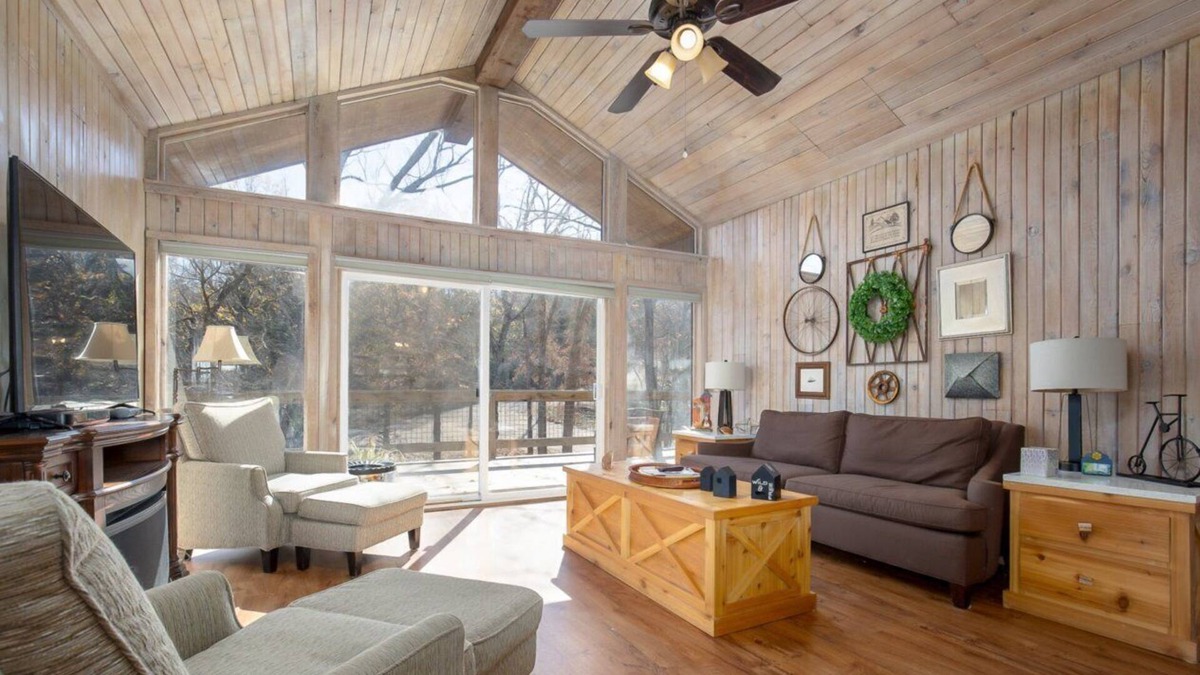 Davis House | Beautiful Secluded Log Home with hot tub for up to 10 guests