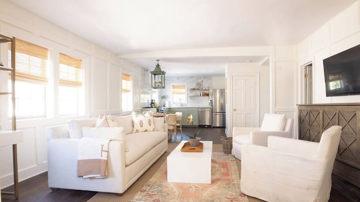 Cannonborough Elliotborough Apartment | Beautiful Second floor 2BR/2BA Steps to King St. Guesthouse Charleston East 42 D