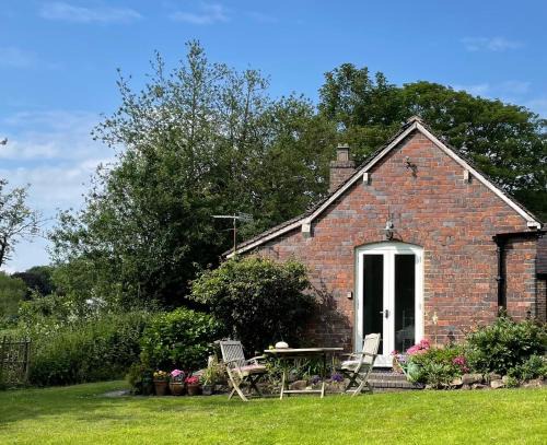 Wrinehill Apartment | Beautiful Self Contained Garden Room