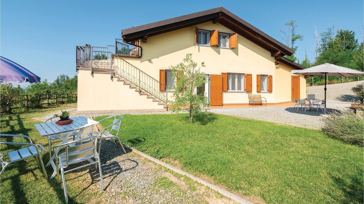 Acqui Terme Apartment | Beautiful semi-detached house in the vineyards of Monferrato, with a small lake for sport fishing.