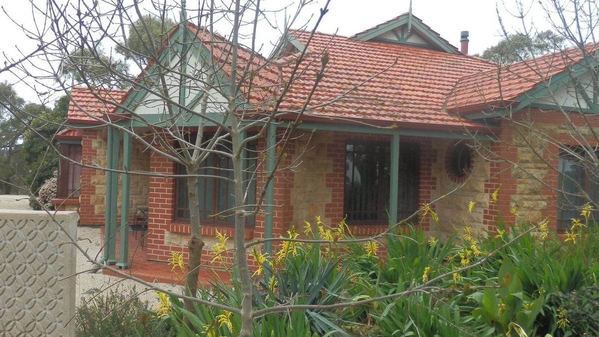 Spring Gully Bed & Breakfast | Beautiful setting, on 100 acres. Sleeps 10 people. Beautiful views.