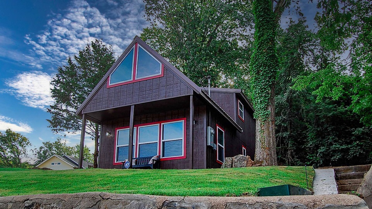 Hot Springs Cabin | Beautiful Shabby-Chic Cabin Downtown Hot Springs